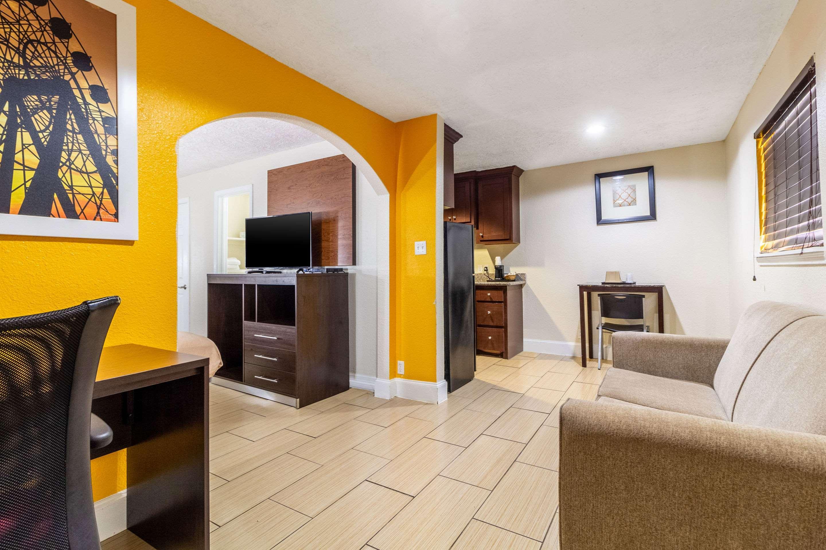 Rodeway Inn & Suites Houston Near Medical Center Zewnętrze zdjęcie